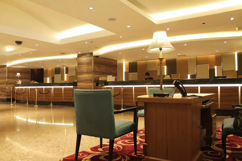 Century Park Hotel Manila 4*,